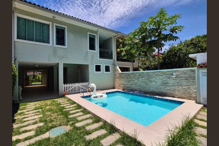 Casa de condomínio à venda com 272m², 4 quartos e 4 vagas Casa de condomínio à venda com 272m², 4 quartos e 4 vagasÁrea externa