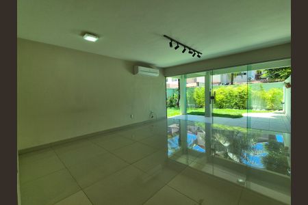Sala  de casa de condomínio à venda com 4 quartos, 272m² em Barra da Tijuca, Rio de Janeiro