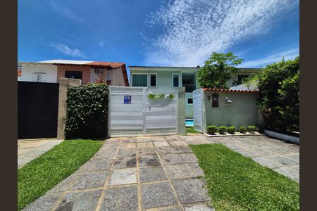 Casa de condomínio à venda com 272m², 4 quartos e 4 vagas Casa de condomínio à venda com 272m², 4 quartos e 4 vagasFachada