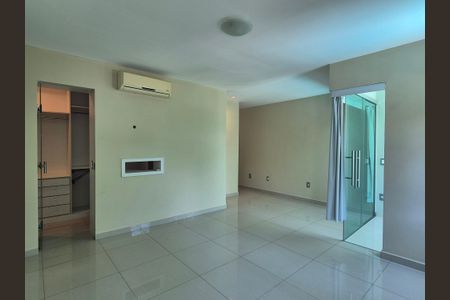 Casa de condomínio à venda com 272m², 4 quartos e 4 vagas Casa de condomínio à venda com 272m², 4 quartos e 4 vagasSuíte