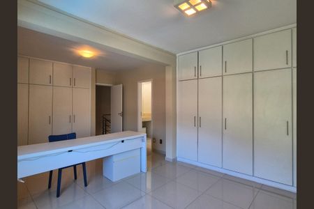 Casa de condomínio à venda com 272m², 4 quartos e 4 vagas Casa de condomínio à venda com 272m², 4 quartos e 4 vagasSuíte 3