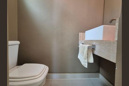 Casa de condomínio à venda com 272m², 4 quartos e 4 vagas Casa de condomínio à venda com 272m², 4 quartos e 4 vagasLavabo