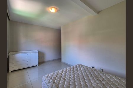 Casa de condomínio à venda com 272m², 4 quartos e 4 vagas Casa de condomínio à venda com 272m², 4 quartos e 4 vagasQuarto