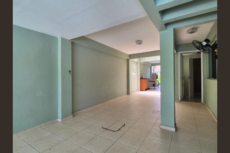 Casa de condomínio à venda com 272m², 4 quartos e 4 vagas Casa de condomínio à venda com 272m², 4 quartos e 4 vagasVaranda