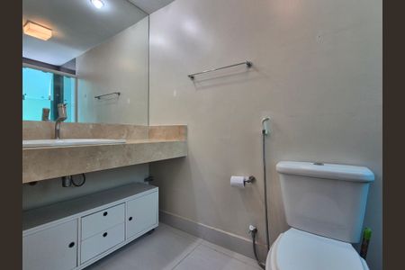 Casa de condomínio à venda com 272m², 4 quartos e 4 vagas Casa de condomínio à venda com 272m², 4 quartos e 4 vagasBanheiro