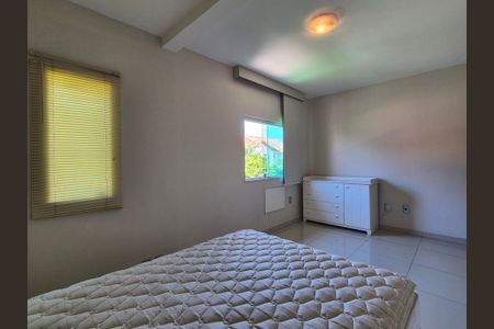 Casa de condomínio à venda com 272m², 4 quartos e 4 vagas Casa de condomínio à venda com 272m², 4 quartos e 4 vagasQuarto