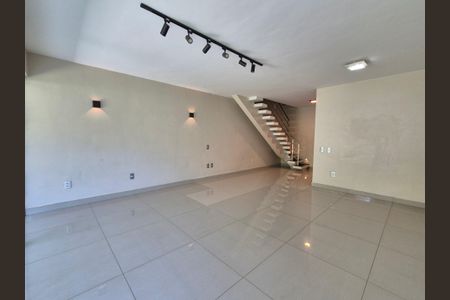 Casa de condomínio à venda com 272m², 4 quartos e 4 vagas Casa de condomínio à venda com 272m², 4 quartos e 4 vagasSala