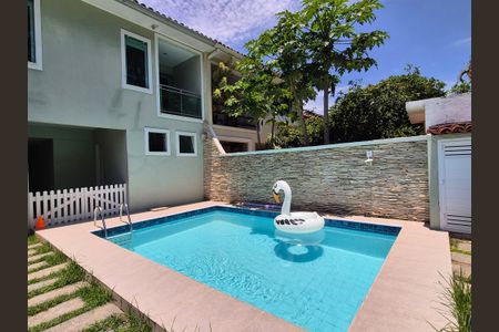 Casa de condomínio à venda com 272m², 4 quartos e 4 vagas Casa de condomínio à venda com 272m², 4 quartos e 4 vagasÁrea externa