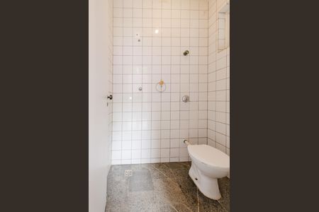 Casa à venda com 307m², 4 quartos e 4 vagasBanheiro de serviço