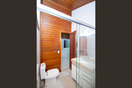 Casa de condomínio à venda com 3999m², 3 quartos e 20 vagasBanheiro da Suíte