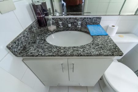 Apartamento à venda com 74m², 2 quartos e 2 vagasBanheiro da Suíte