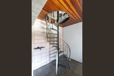 Casa para alugar com 200m², 3 quartos e 2 vagas Casa para alugar com 200m², 3 quartos e 2 vagasEscada