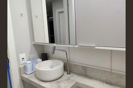 Banheiro de apartamento para alugar com 2 quartos, 43m² em Santo Cristo, Rio de Janeiro