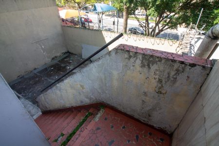 Casa para alugar com 250m², 4 quartos e 2 vagas Casa para alugar com 250m², 4 quartos e 2 vagasEscada