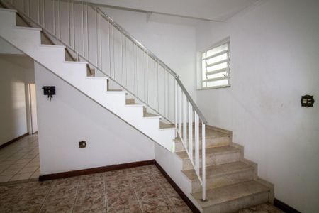 Casa para alugar com 250m², 4 quartos e 2 vagas Casa para alugar com 250m², 4 quartos e 2 vagasEscada