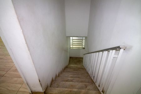 Casa para alugar com 250m², 4 quartos e 2 vagas Casa para alugar com 250m², 4 quartos e 2 vagasEscada