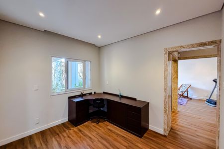 Casa à venda com 462m², 4 quartos e 2 vagas Casa à venda com 462m², 4 quartos e 2 vagasEscritório