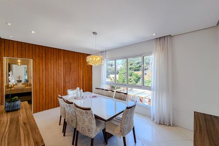 Casa à venda com 462m², 4 quartos e 2 vagas Casa à venda com 462m², 4 quartos e 2 vagasSala de Jantar
