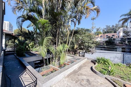 Casa à venda com 462m², 4 quartos e 2 vagas Casa à venda com 462m², 4 quartos e 2 vagasÁrea externa