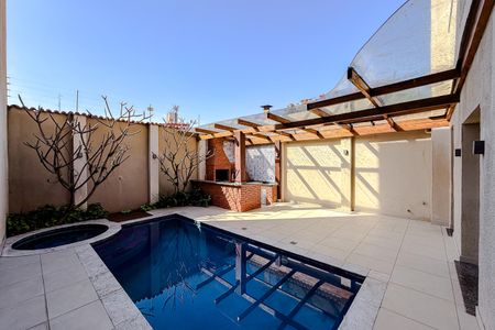 Casa à venda com 462m², 4 quartos e 2 vagas Casa à venda com 462m², 4 quartos e 2 vagasÁrea externa