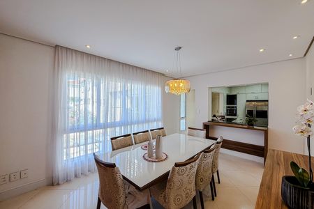 Casa à venda com 462m², 4 quartos e 2 vagas Casa à venda com 462m², 4 quartos e 2 vagasSala de Jantar