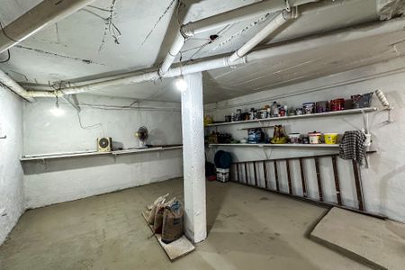 Casa à venda com 200m², 3 quartos e 2 vagas Casa à venda com 200m², 3 quartos e 2 vagasPorão