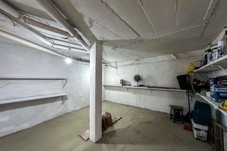 Casa à venda com 200m², 3 quartos e 2 vagas Casa à venda com 200m², 3 quartos e 2 vagasPorão