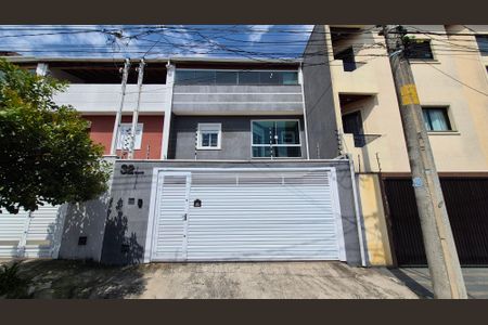 Casa à venda com 117m², 2 quartos e 2 vagas Casa à venda com 117m², 2 quartos e 2 vagasFachada