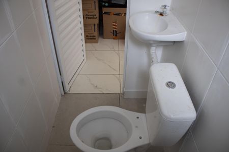 Banheiro de kitnet/studio para alugar com 1 quarto, 18m² em Liberdade, São Paulo