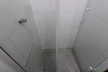 Banheiro de kitnet/studio para alugar com 1 quarto, 20m² em Vila Marieta, São Paulo