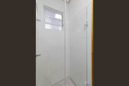 Banheiro de kitnet/studio para alugar com 1 quarto, 30m² em Vila Marieta, São Paulo
