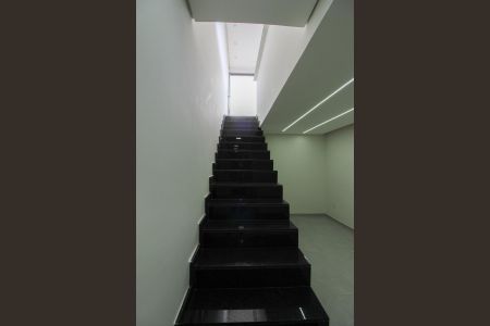 Casa para alugar com 180m², 3 quartos e 2 vagasEscada