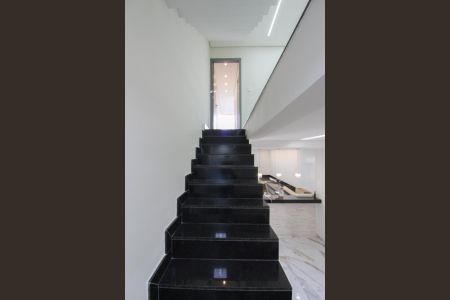 Casa para alugar com 180m², 3 quartos e 2 vagasEscada