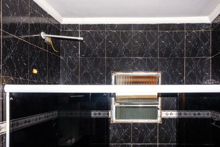 Banheiro de casa para alugar com 2 quartos, 55m² em Parque Residencial Cocaia, São Paulo