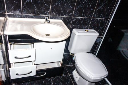 Banheiro de casa para alugar com 2 quartos, 55m² em Parque Residencial Cocaia, São Paulo