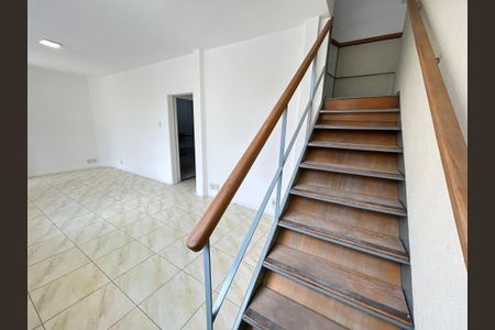 Casa à venda com 153m², 4 quartos e 1 vagaEscada