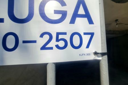 Casa à venda com 120m², 2 quartos e 1 vagaFachada do imóvel com placa QuintoAndar