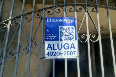 Casa à venda com 120m², 2 quartos e 1 vagaFachada do imóvel com placa QuintoAndar