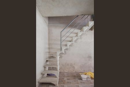 Casa para alugar com 95m², 3 quartos e sem vagaEscada de entrada