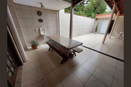 Casa à venda com 215m², 3 quartos e 2 vagas