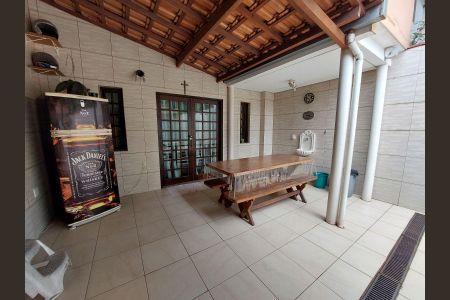 Casa à venda com 215m², 3 quartos e 2 vagas