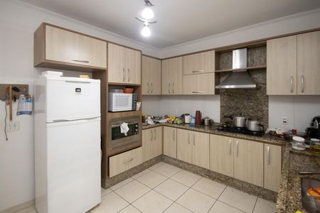 Casa à venda com 180m², 3 quartos e 3 vagas Casa à venda com 180m², 3 quartos e 3 vagasCozinha - Armários