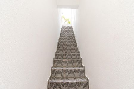 Casa para alugar com 25m², 1 quarto e sem vaga Casa para alugar com 25m², 1 quarto e sem vagaÁrea comum - Escada