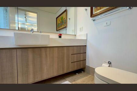 Apartamento à venda com 325m², 3 quartos e 2 vagas Apartamento à venda com 325m², 3 quartos e 2 vagasBanheiro da Suíte 2 Ela