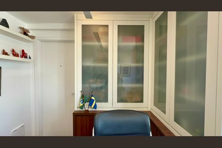 Apartamento à venda com 325m², 3 quartos e 2 vagas Apartamento à venda com 325m², 3 quartos e 2 vagasQuarto