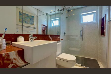 Apartamento à venda com 325m², 3 quartos e 2 vagas Apartamento à venda com 325m², 3 quartos e 2 vagasBanheiro da Suíte 2 Ele