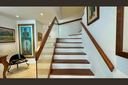 Apartamento à venda com 325m², 3 quartos e 2 vagas Apartamento à venda com 325m², 3 quartos e 2 vagasEscada