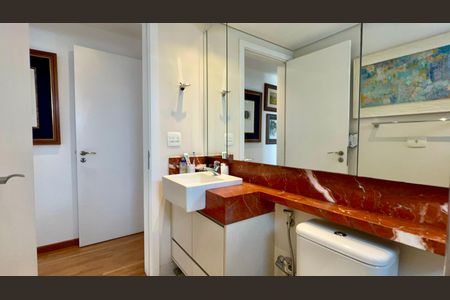 Apartamento à venda com 325m², 3 quartos e 2 vagas Apartamento à venda com 325m², 3 quartos e 2 vagasBanheiro da Suíte 2 Ele