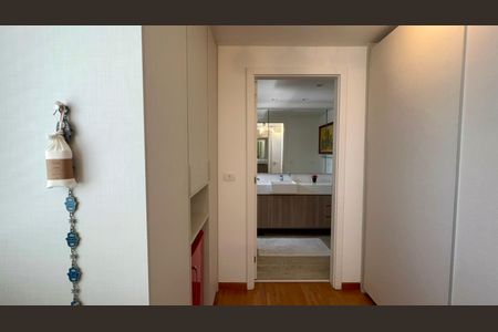 Apartamento à venda com 325m², 3 quartos e 2 vagas Apartamento à venda com 325m², 3 quartos e 2 vagasCloset da suíte 2