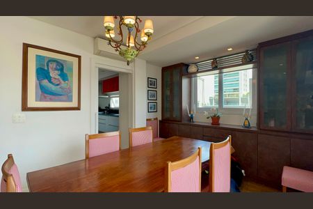 Apartamento à venda com 325m², 3 quartos e 2 vagas Apartamento à venda com 325m², 3 quartos e 2 vagasSala de Jantar